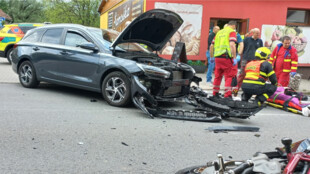 V Kozlovicích záchranáři ošetřovali vážně zraněného motorkáře, srazil se s autem